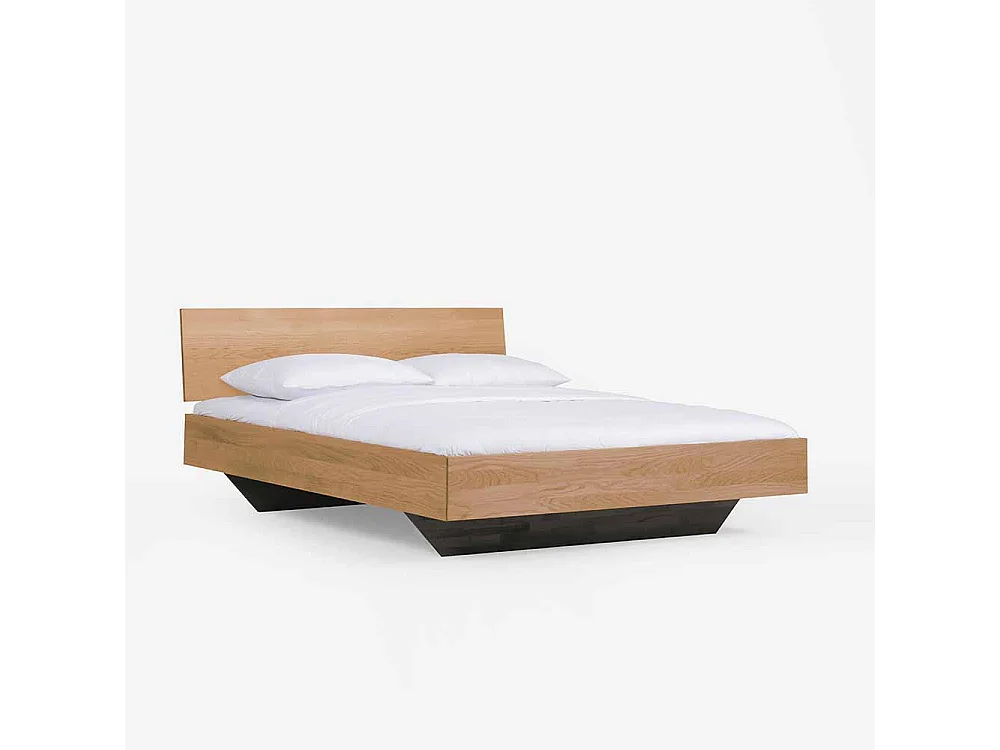 Bett aus Wildeiche massiv honigfarben geölt