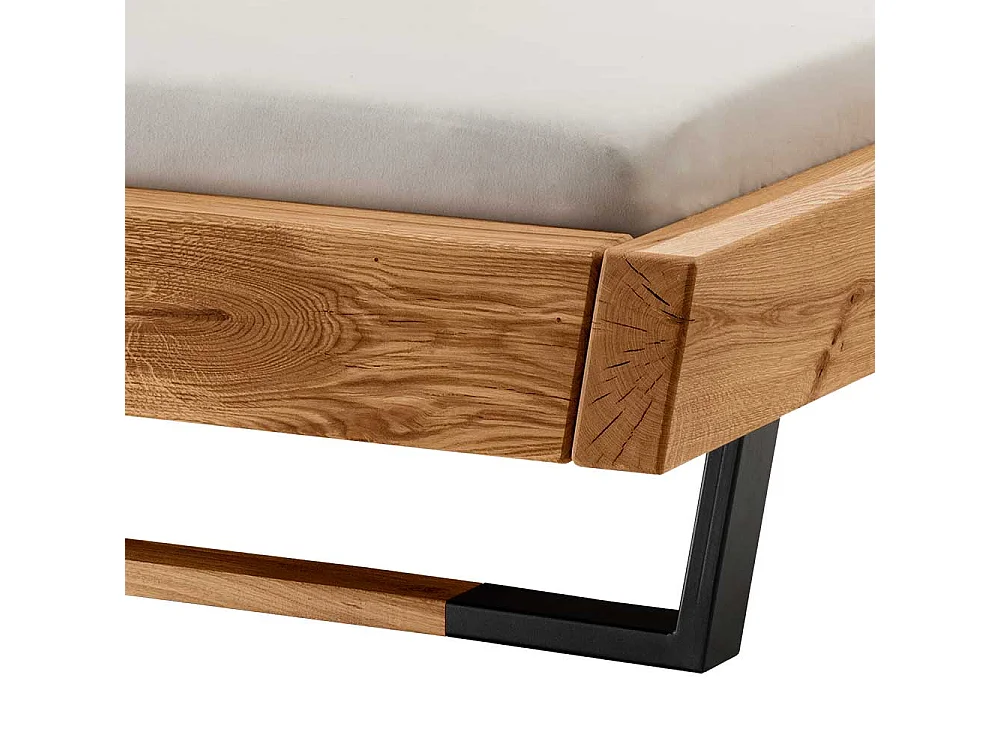 Massives Balkenbett im Industry und Loft Stil Wildeiche und Metall