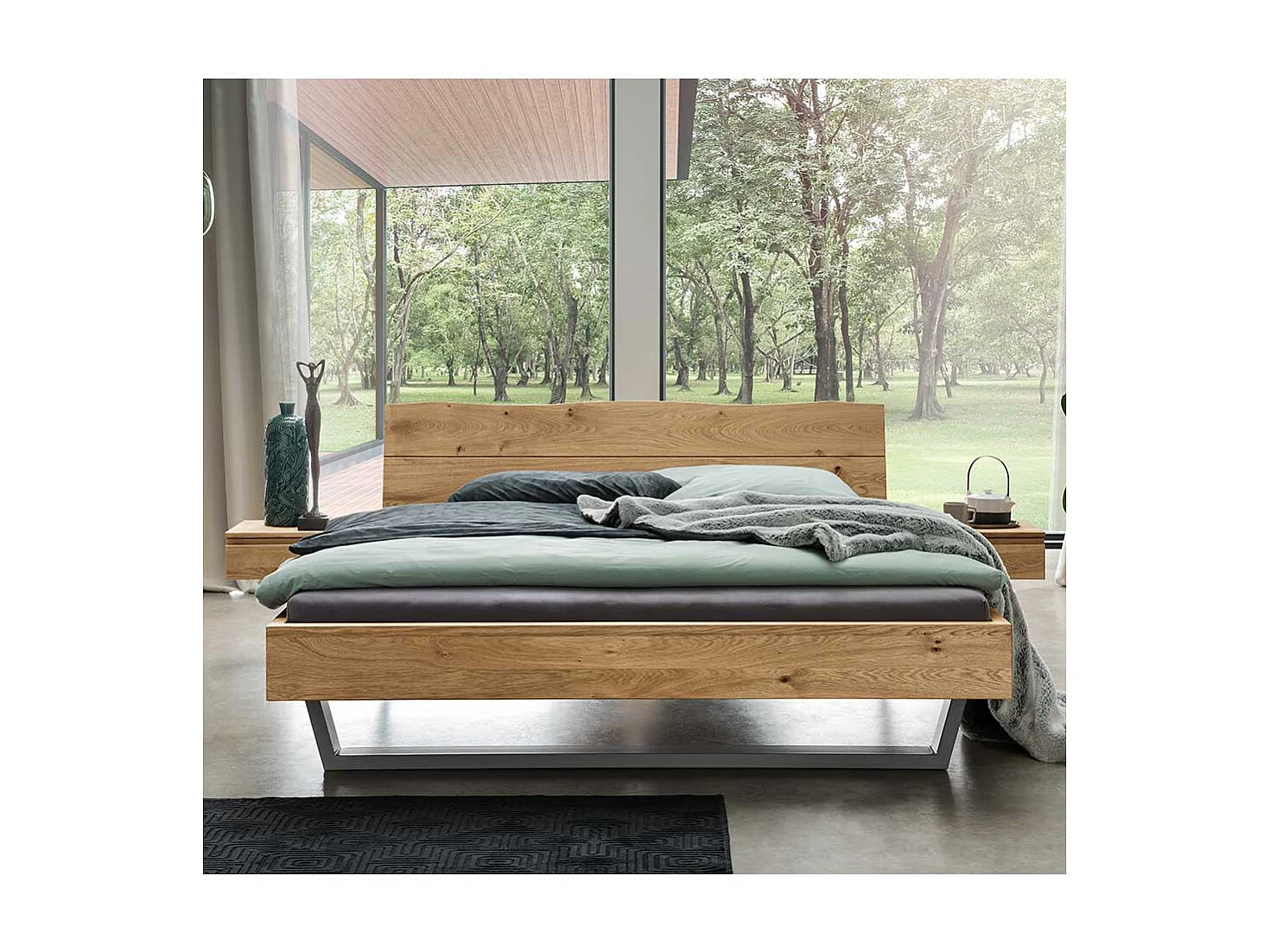 Naturholzbett aus Wildeiche und Metall zwei Nachtkommoden (dreiteilig)