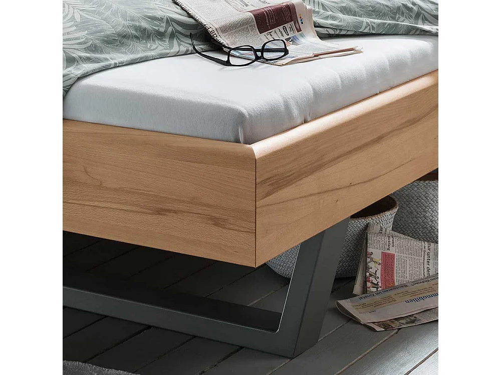 Polsterkopfteil Bett aus Kernbuche Massivholz zwei Nachtkommoden (dreiteilig)