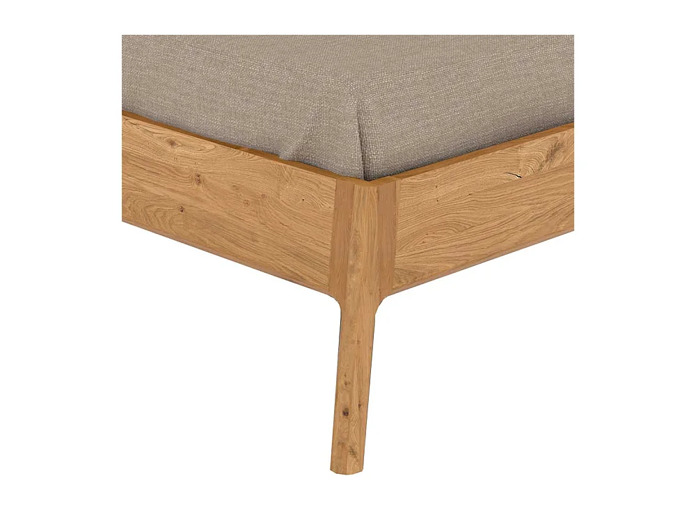 Bett in Wildeichefarben Vierfußgestell aus Holz