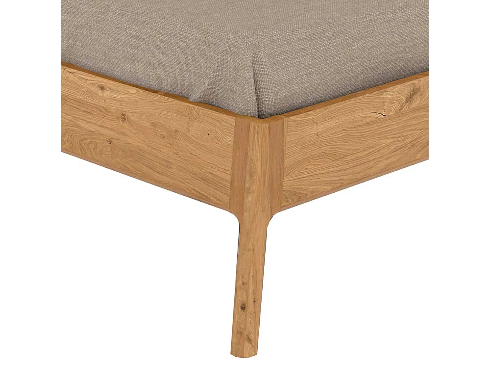 Bett in Wildeichefarben Vierfußgestell aus Holz