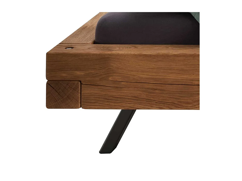 Massivholz Bett in Wildeichefarben geölt zwei Nachtkommoden (dreiteilig)