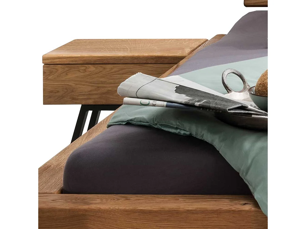 Massivholz Bett in Wildeichefarben geölt zwei Nachtkommoden (dreiteilig)