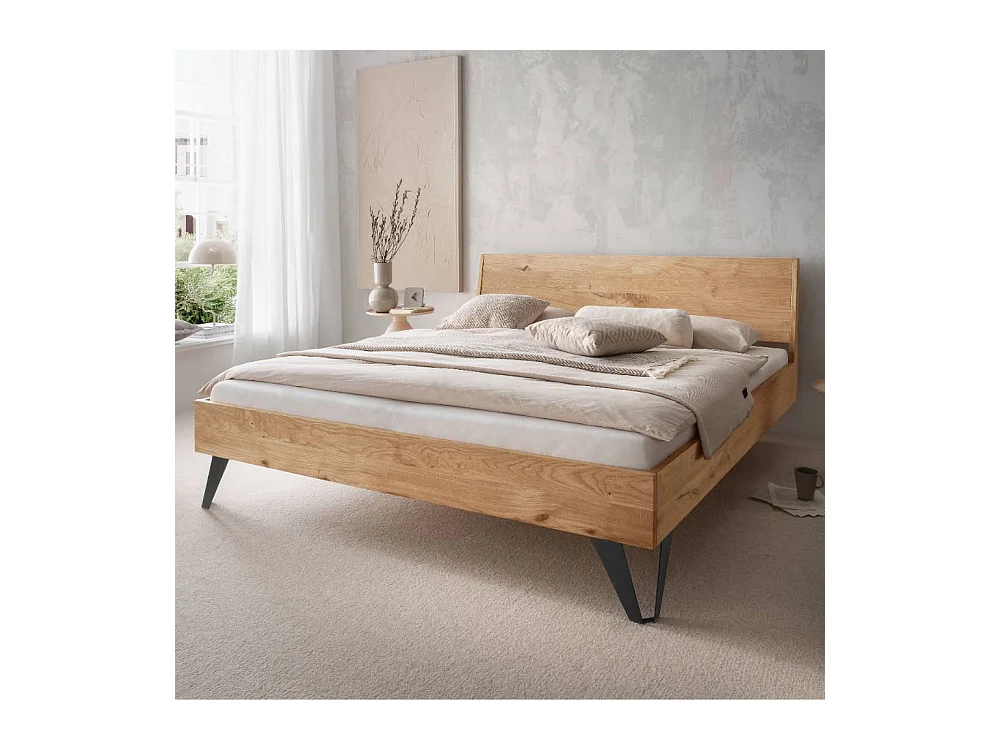 Doppelbetten Holzbett mit Fußgestell aus Metall im Industry und Loft Stil