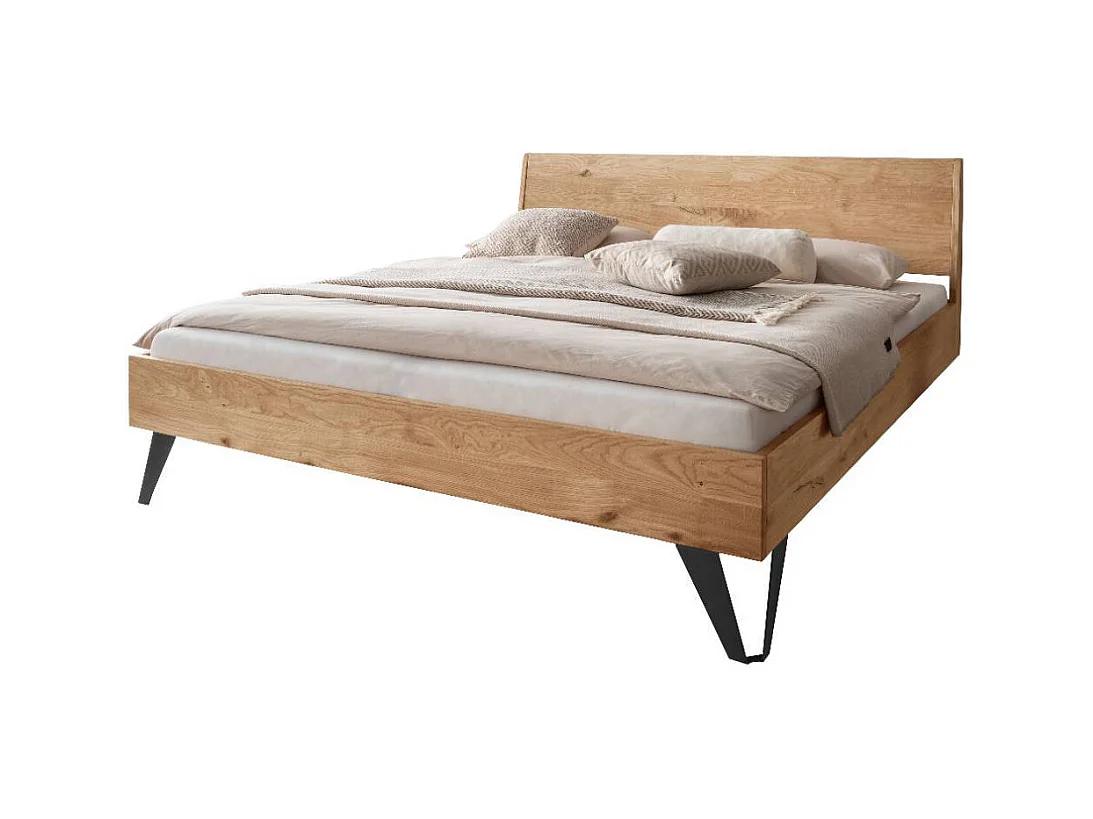 Doppelbetten Holzbett mit Fußgestell aus Metall im Industry und Loft Stil