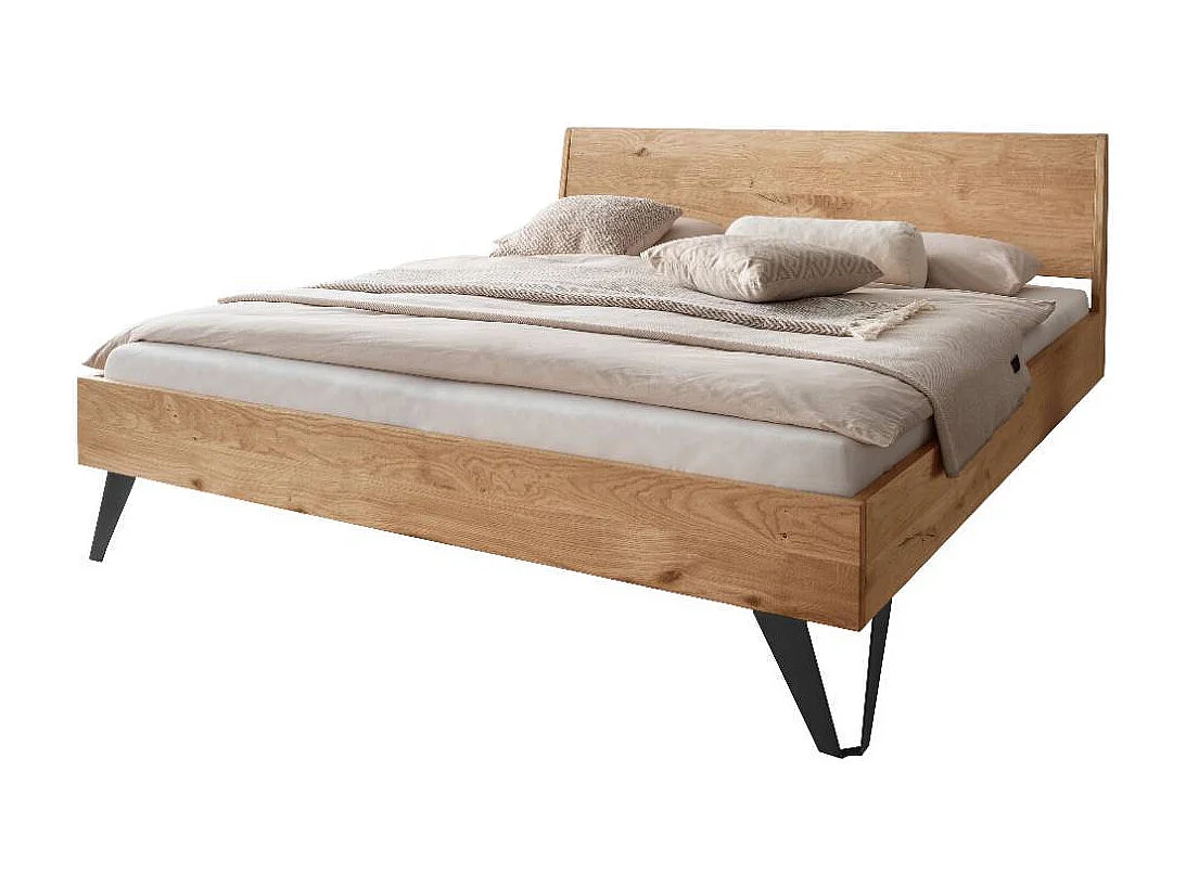 Doppelbetten Holzbett mit Fußgestell aus Metall im Industry und Loft Stil