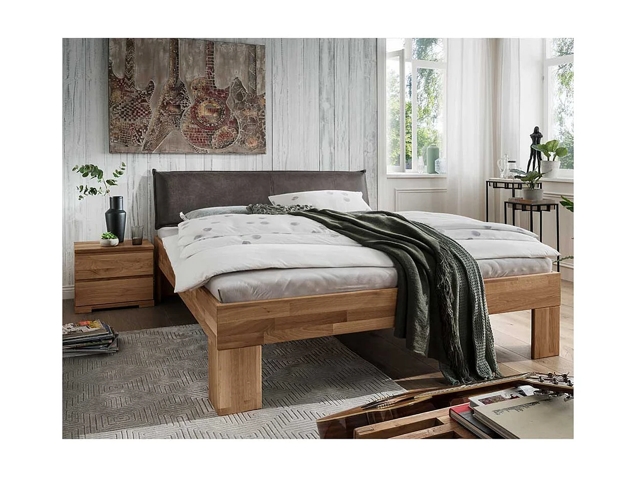 Massivbett aus Wildeicheholz zwei Nachtkommoden (dreiteilig)