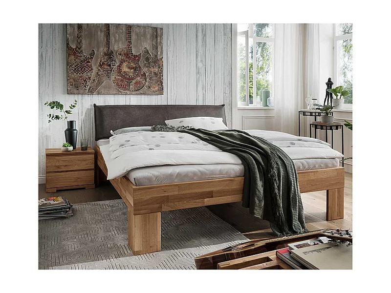 Massivbett aus Wildeicheholz zwei Nachtkommoden (dreiteilig)