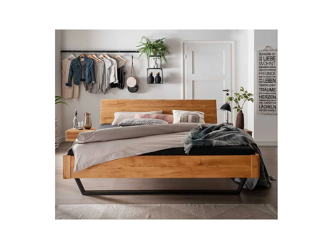 Wildeiche massiv Bett mit Bügelgestell Industry und Loft Stil