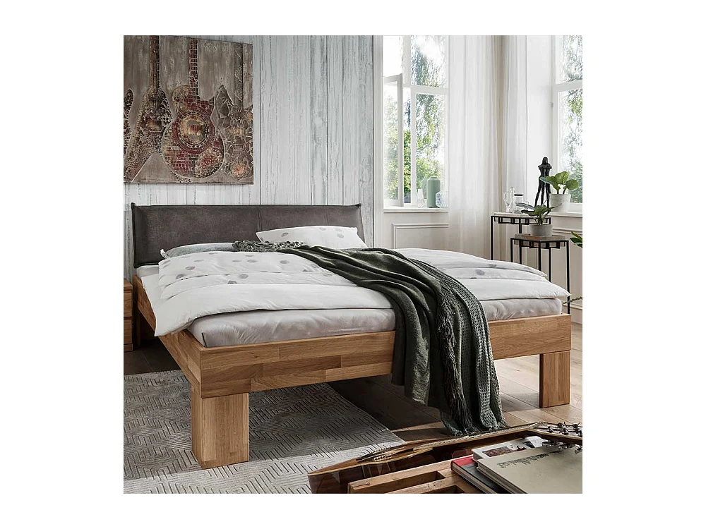 Echtholzbett mit Kopfpolster aus Wildeiche Massivholz geölt