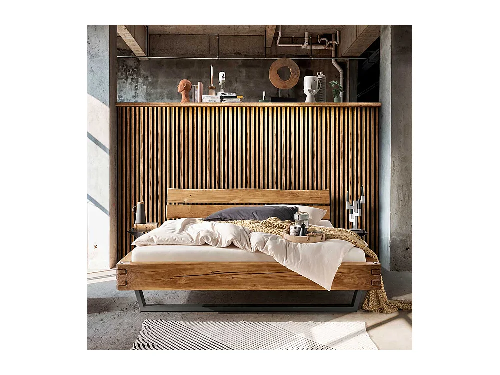 Doppelbett Massivholzbett in Wildeichefarben im Industry und Loft Stil