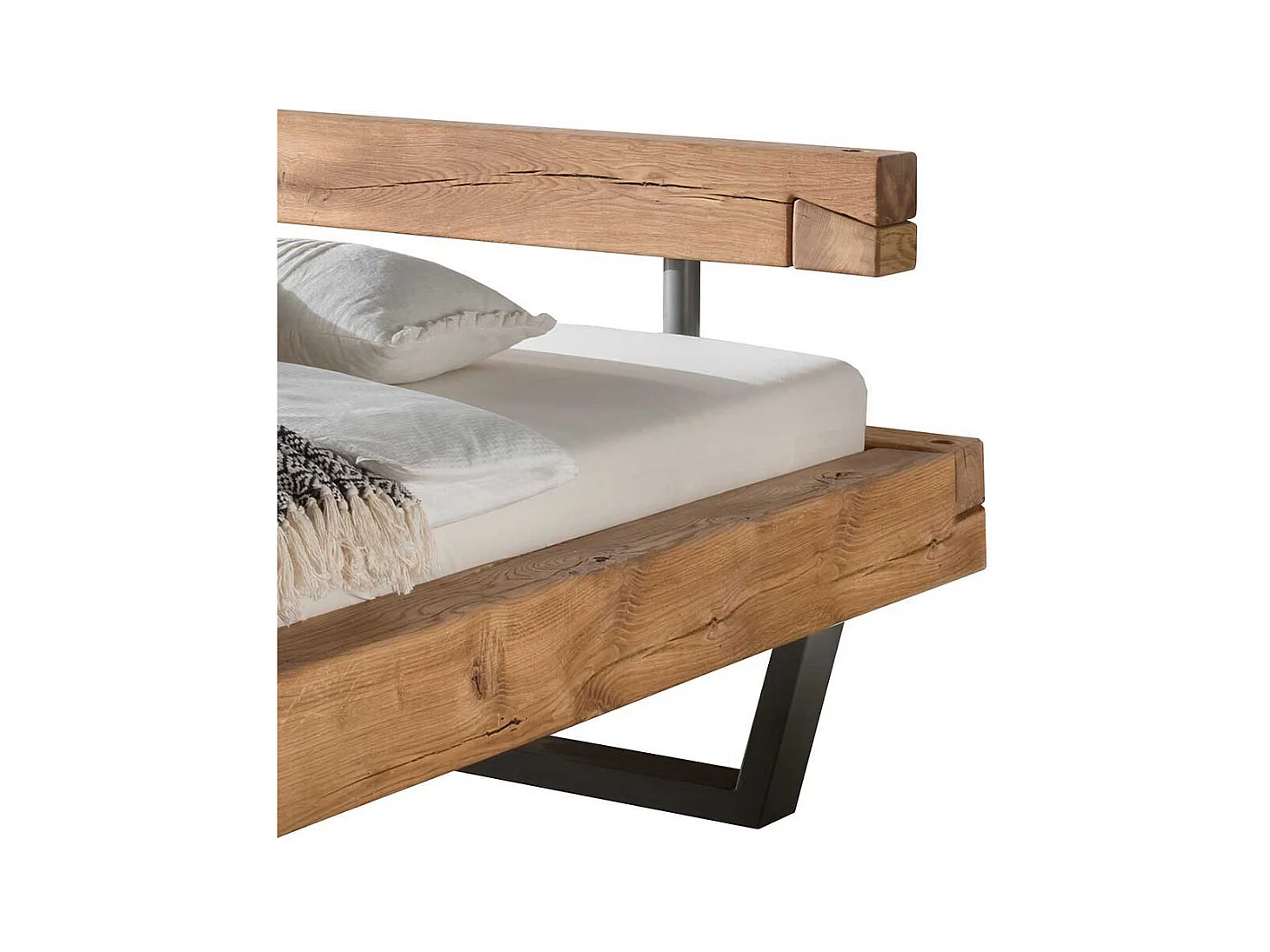 Schwebendes Balkenbett aus Wildeiche Massivholz modern