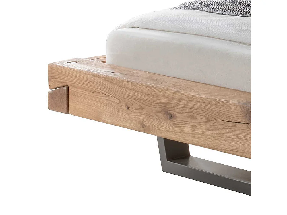 Schwebendes Balkenbett aus Wildeiche Massivholz modern