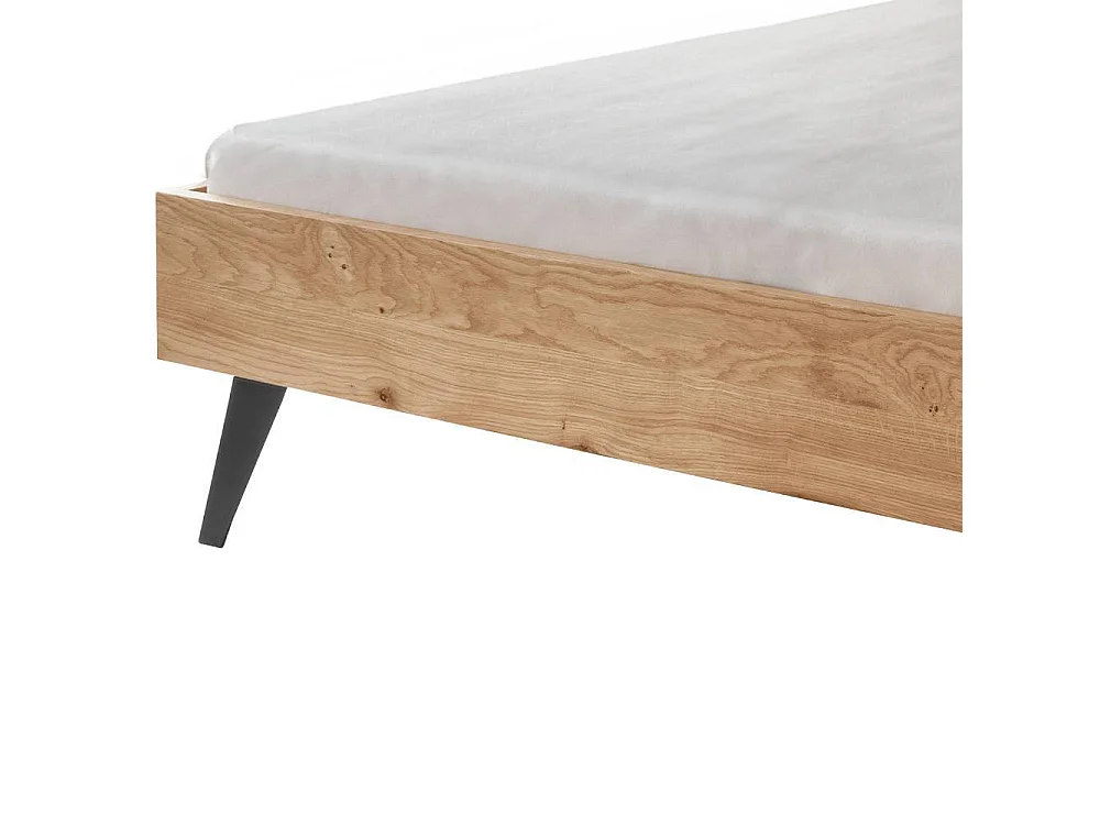 Doppelbetten Holzbett mit Fußgestell aus Metall im Industry und Loft Stil