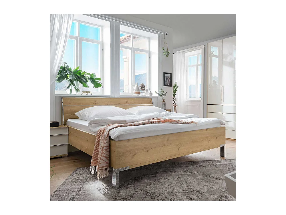 Gro�es Bett in Eiche Bianco und Chromfarben mit Kopfteil