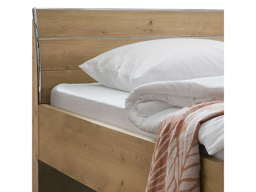 Großes Bett in Eiche Bianco und Chromfarben mit Kopfteil