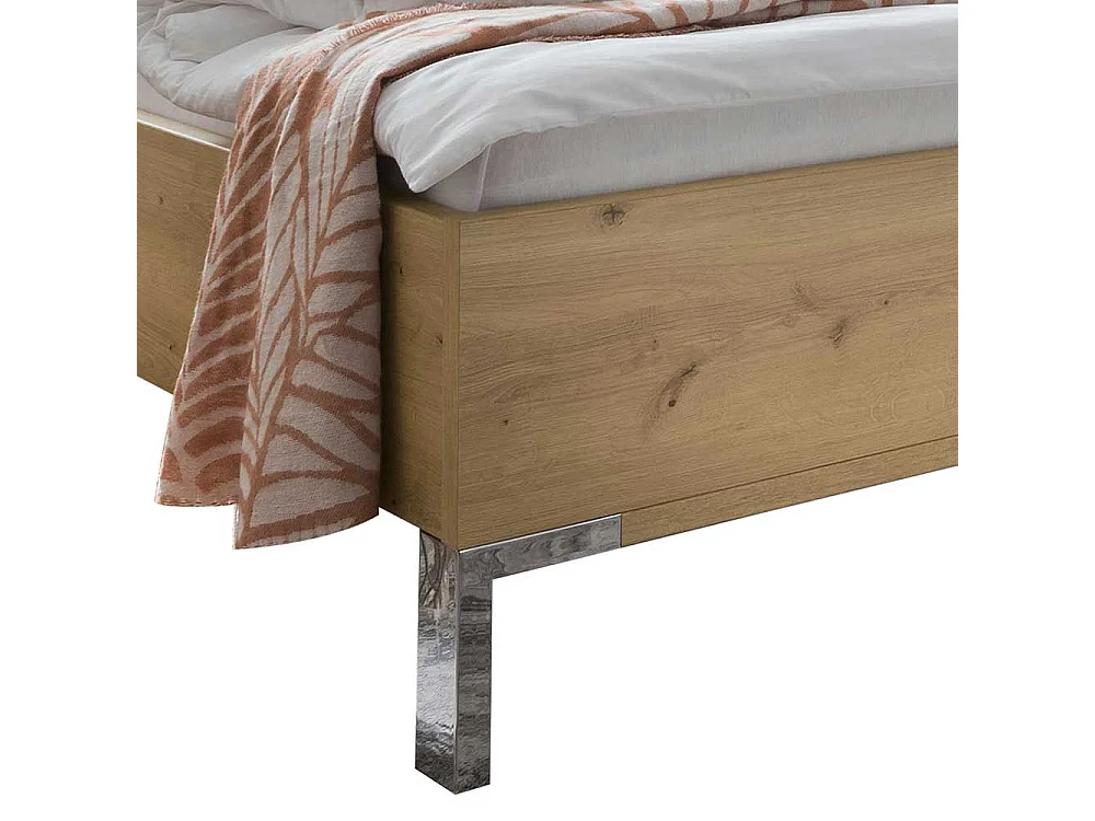 Großes Bett in Eiche Bianco und Chromfarben mit Kopfteil