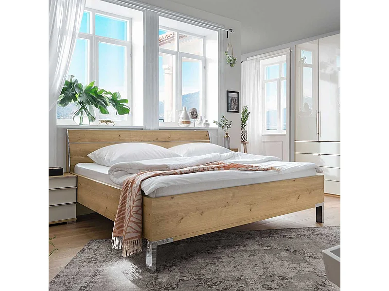 Großes Bett in Eiche Bianco und Chromfarben mit Kopfteil