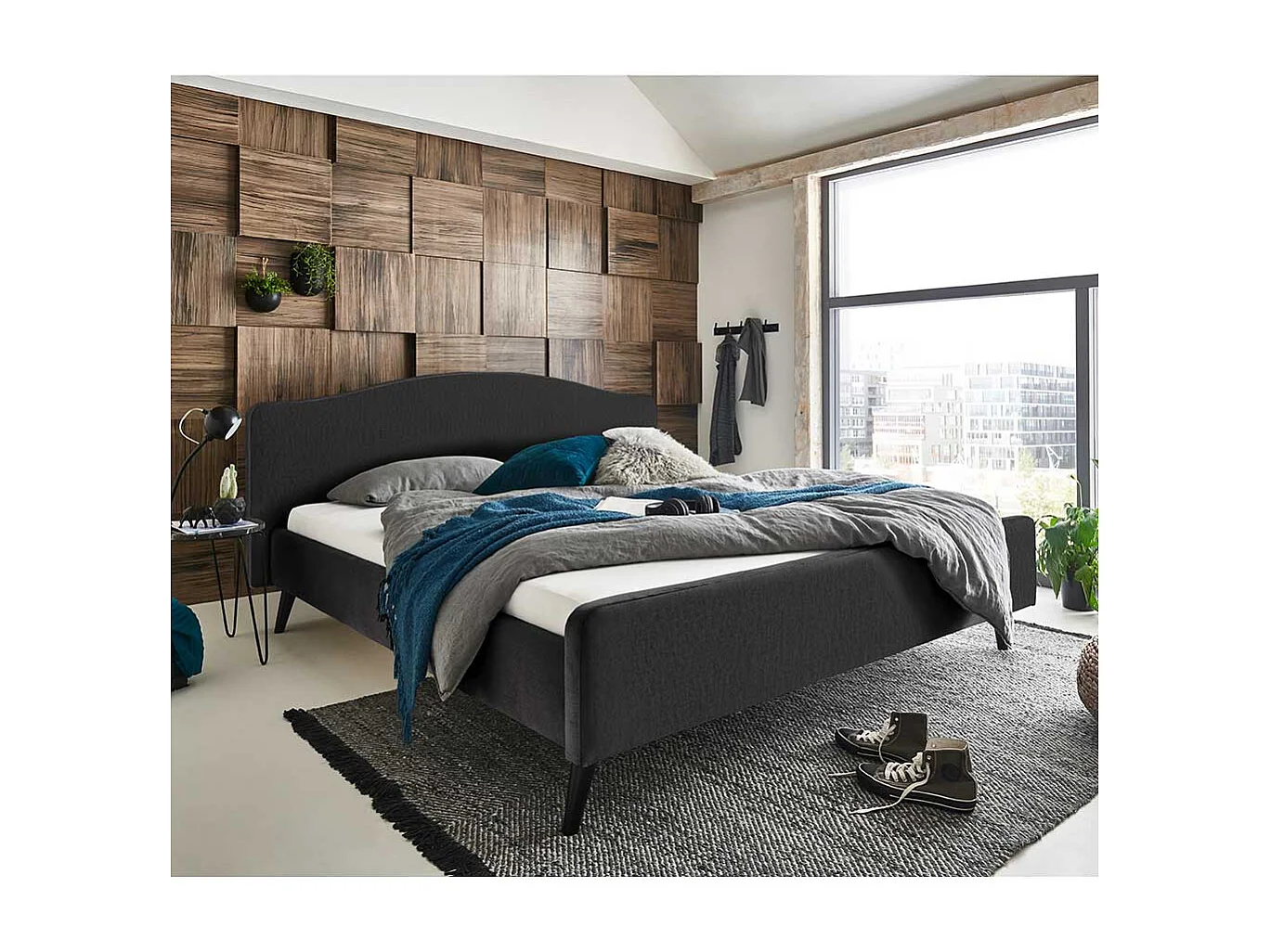 Gepolstertes Bett in Anthrazit Velours Vierfußgestell aus Holz