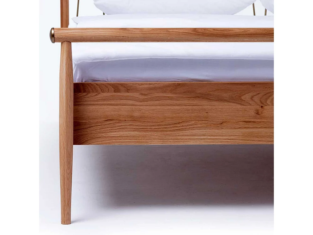 Massives Holzbett in Wildeiche Honigfarben Goldfarben