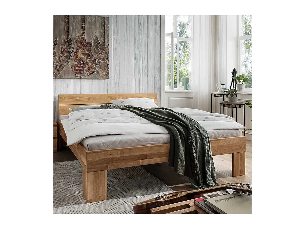 Massives Holzbett aus Wildeiche geölt Mittelsteg