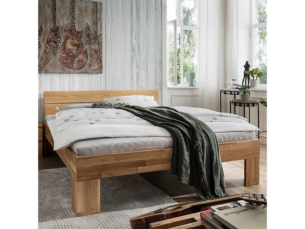 Massives Holzbett aus Wildeiche geölt Mittelsteg