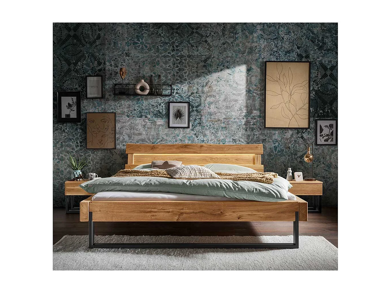 Wildeiche Balkenbett im Industry und Loft Stil Metall Bügelgestell