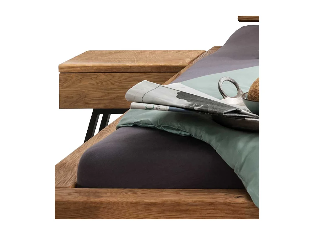 Massivholz Bett in Wildeichefarben geölt zwei Nachtkommoden (dreiteilig)