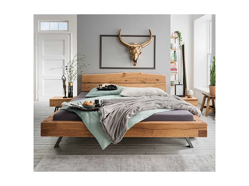 Massivholz Bett in Wildeichefarben geölt zwei Nachtkommoden (dreiteilig)