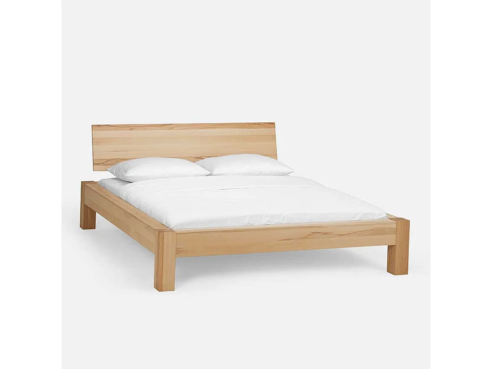 Ehebett aus Kernbuche Massivholz mit Nachtkommoden (dreiteilig)