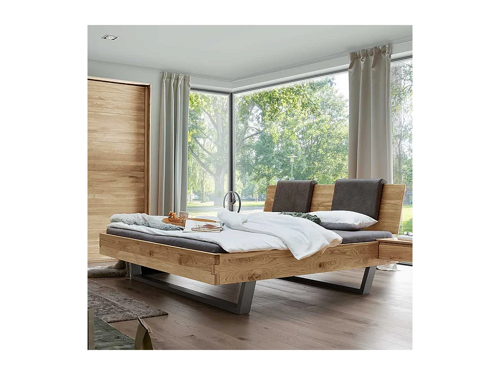 Echtholzbett aus Wildeiche und Metall Kufen Gestell