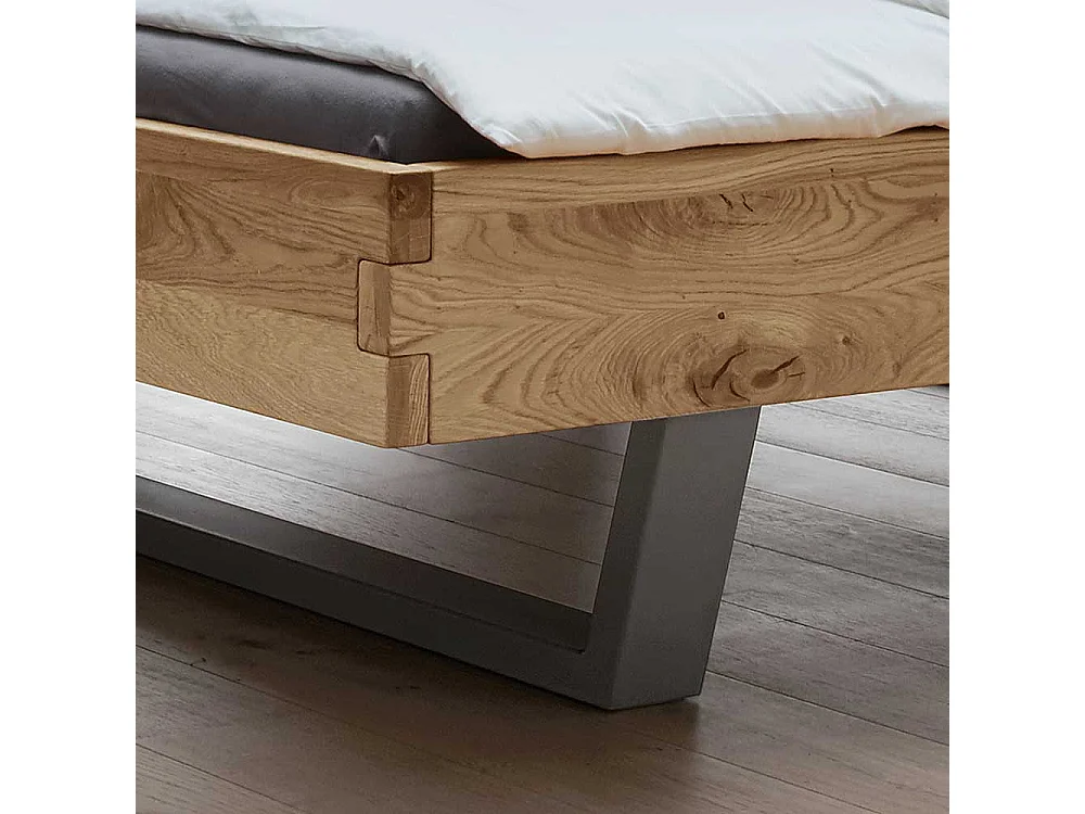 Echtholzbett aus Wildeiche und Metall Kufen Gestell