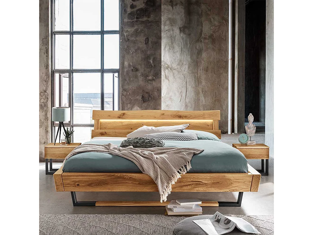 Massives Balkenbett im Industry und Loft Stil Wildeiche und Metall