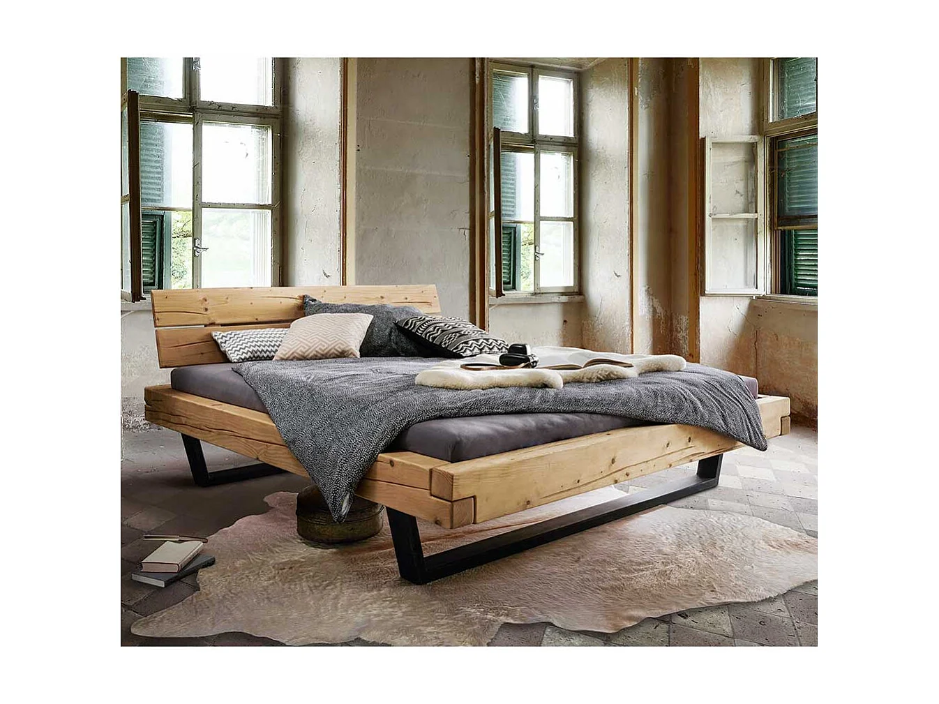 Massives Holzbett aus Fichte Bügelgestell