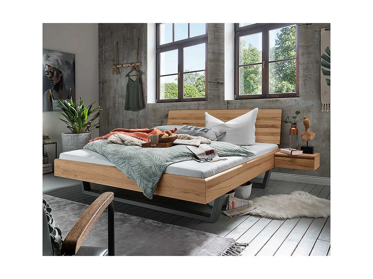 Metallkufenbett aus Kernbuche Massivholz zwei Nachtkommoden (dreiteilig)