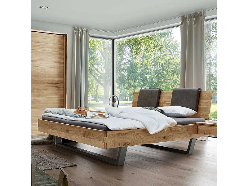 Echtholzbett aus Wildeiche und Metall Kufen Gestell