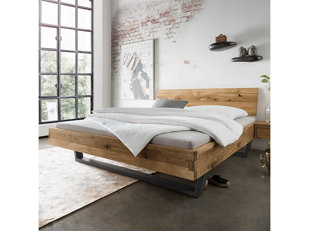 Massivholz Bett aus Wildeiche geölt Metallkufen