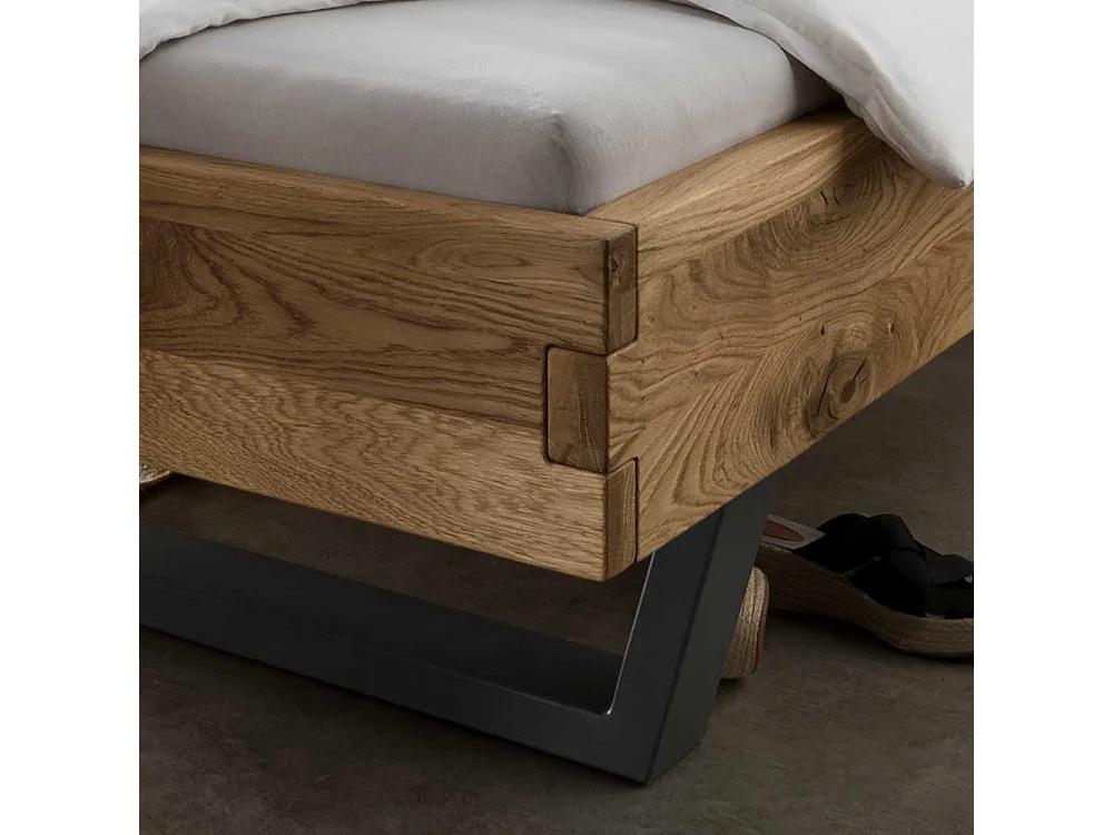 Massivholz Bett aus Wildeiche geölt Metallkufen