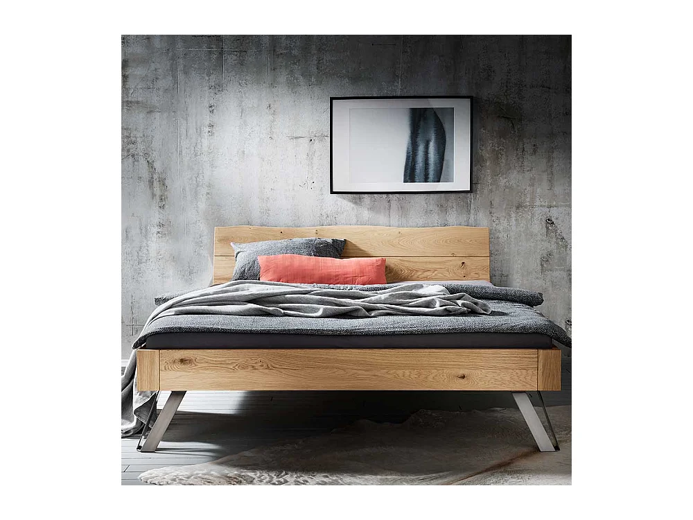 Massives Holzbett mit Vierfußgestell aus Metall Wildeiche geölt