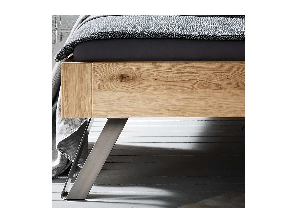 Massives Holzbett mit Vierfußgestell aus Metall Wildeiche geölt