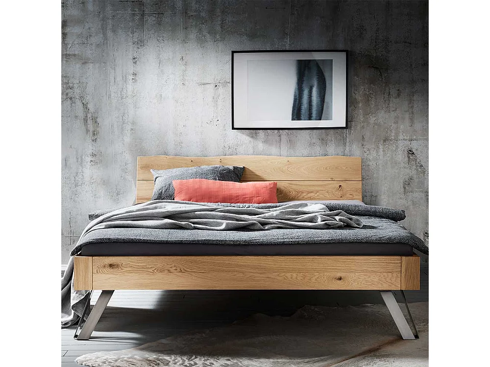 Massives Holzbett mit Vierfußgestell aus Metall Wildeiche geölt