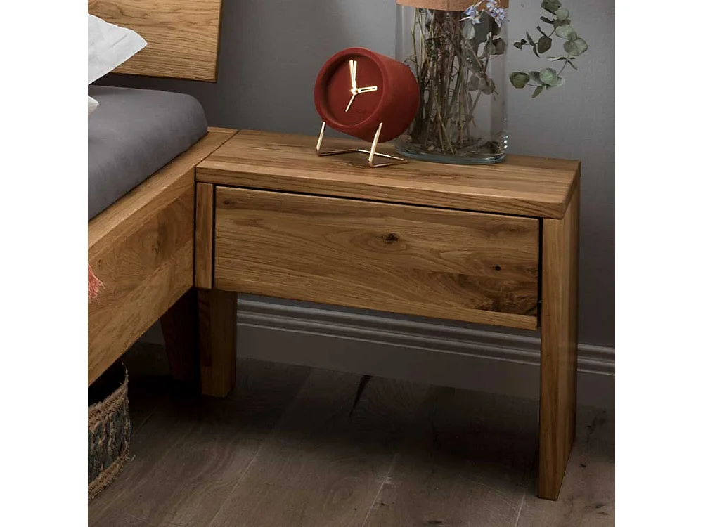 Echtholzbett Wildeiche inklusive zwei Nachtkommoden 27 cm Bodenfreiheit (dreiteilig)