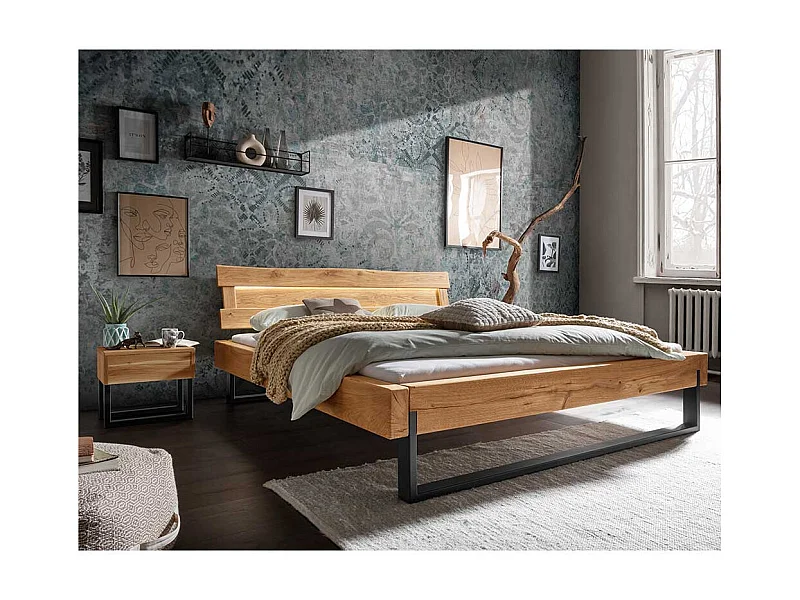 Wildeiche Balkenbett im Industry und Loft Stil Metall Bügelgestell