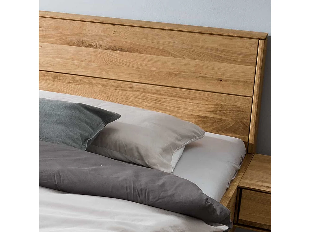 Großes Bett mit Nachtkommoden aus Wildeiche Massivholz geölt modern (dreiteilig)