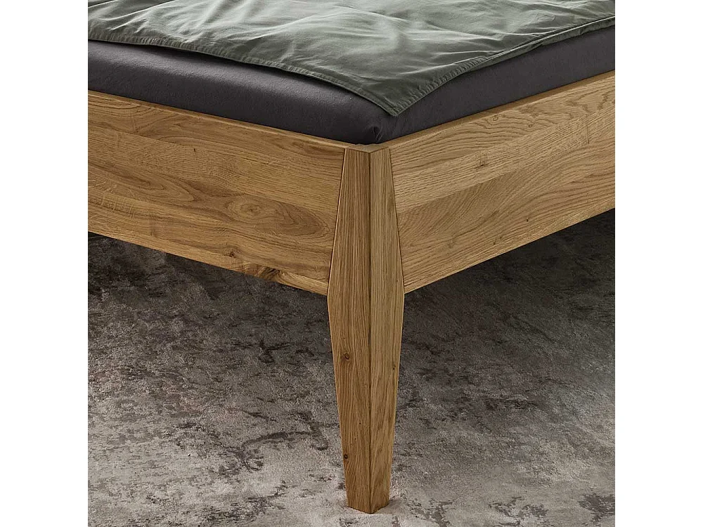 Wildeiche Doppelbett 47 cm Einstiegshöhe zwei Nachtkommoden (dreiteilig)