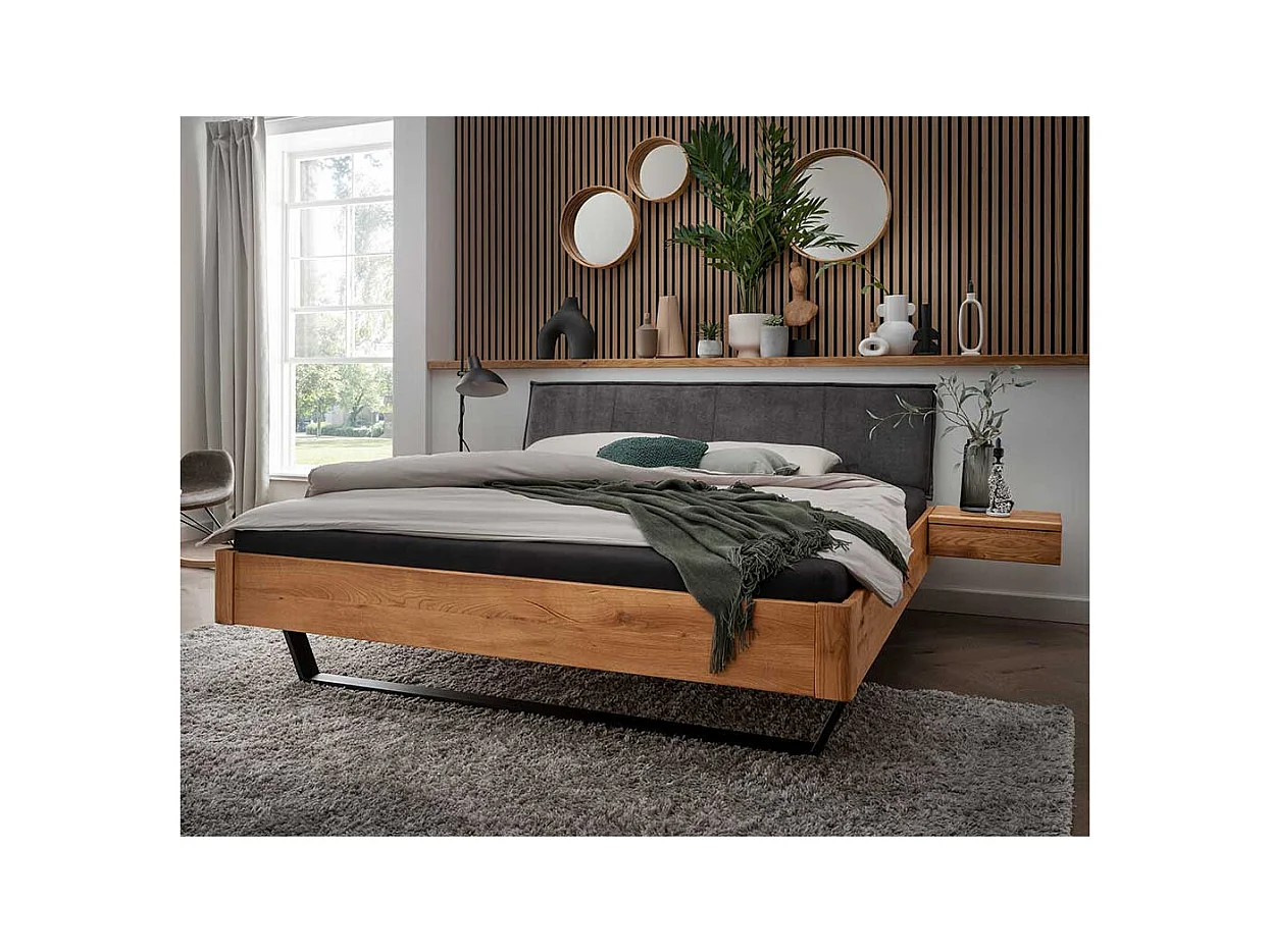 Wildeiche Massivbett mit Bügelgestell aus Metall Industry und Loft Stil