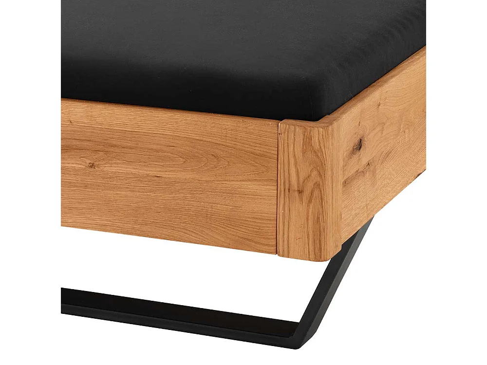 Wildeiche Massivbett mit Bügelgestell aus Metall Industry und Loft Stil
