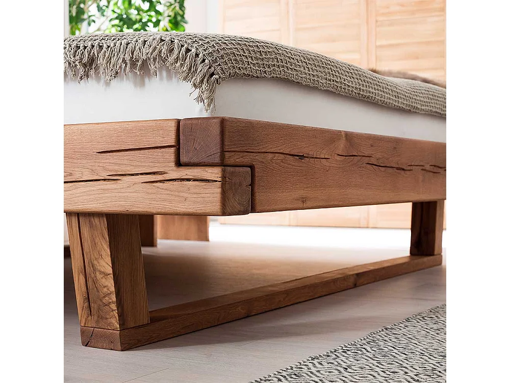 Balkenbett ohne Kopfteil aus Wildeiche Massivholz rustikalen Stil