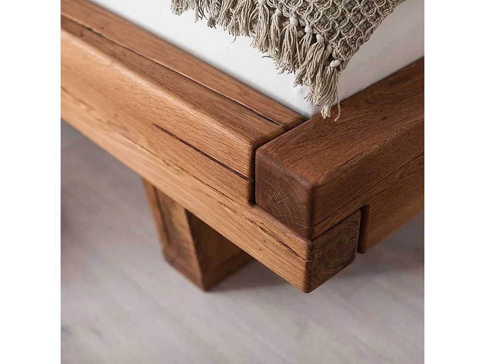 Balkenbett ohne Kopfteil aus Wildeiche Massivholz rustikalen Stil